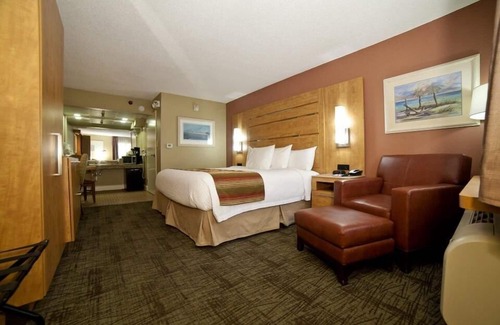 Tybee Island Hotel | ADA Compliant Room w/King Bed & Free WiFi
