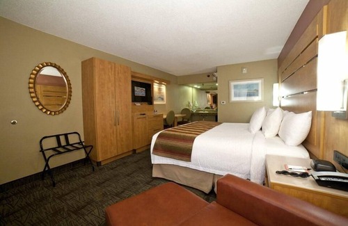 Tybee Island Hotel | ADA Compliant Room w/King Bed & Free WiFi