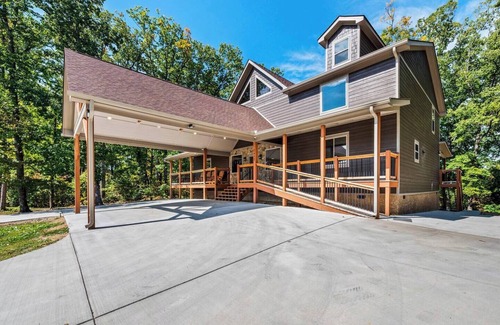 Gatlinburg - Pigeon Forge Cabin | ADA-friendly 4-BR Cabin for Life’s Tender Moments