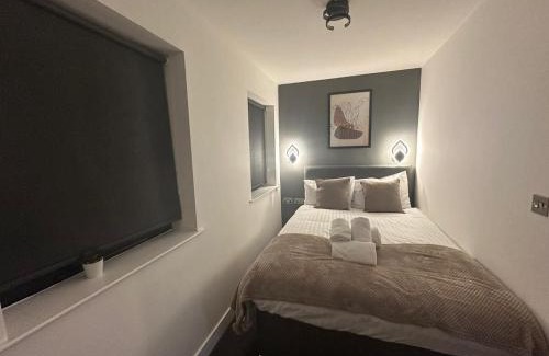 Peterborough Apartment | Adam Court Apartments - PE1 - Contractor Friendly - Choice of Studios or 1 Bed Apartments - Free Parking - Sofa Beds - Sky TV - Full Kitchen - Washer Dryer - WiFi