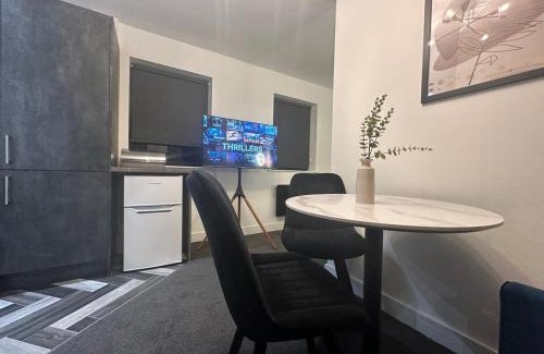 Peterborough Apartment | Adam Court Apartments - PE1 - Contractor Friendly - Choice of Studios or 1 Bed Apartments - Free Parking - Sofa Beds - Sky TV - Full Kitchen - Washer Dryer - WiFi