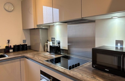 Runnymede Apartment | Addlestone- 15 mins to LHR.