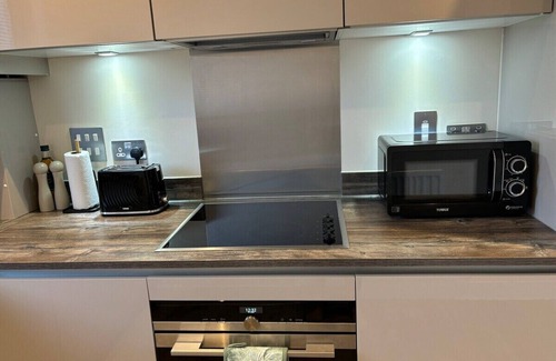 Runnymede Apartment | Addlestone- 15 mins to LHR.