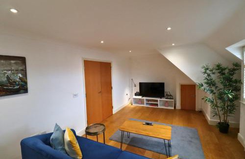 Runnymede Apartment | Addlestone - Large Stunning 2 bed room Apartment