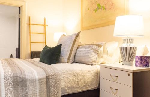 Hackney Apartment | Adelaide CBD Cozy Stay at Secluded Botanic Cottage with Free Parking