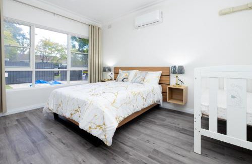 Glen Osmond House | Adelaide Escape and Business-3Bath Full Kitchen Fast Wifi 3TV-for large families and group