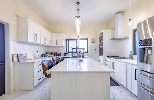 Boscobel Villa | Adina View: Oceanview 8BR, Pool, Jacuzzi, Chef, Gym, WiFi, AC, Backyard BBQ