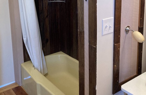 Essex Cottage | Adirondack farmhouse steps from hiking & ferry
