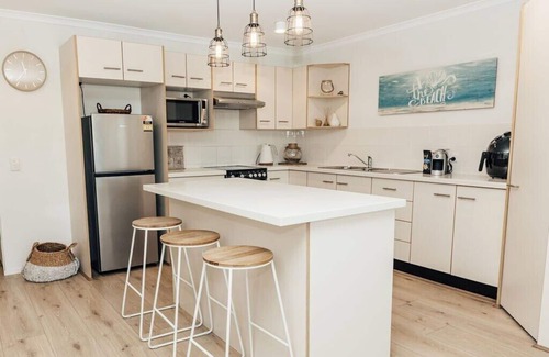 Mooloolaba Apartment | 'Admirals' Coastal Haven ~ 200 mtrs to beach, pool