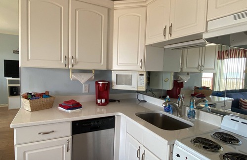 Folly Field Condo | Admirals Row 207 direct CLEAN oceanfront with bunk beds, free WI-FI