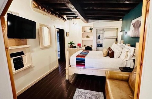Lakewood Hotel | Adobe Rose Inn
