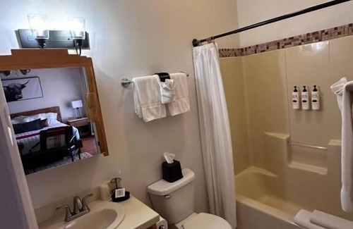 Lakewood Hotel | Adobe Rose Inn
