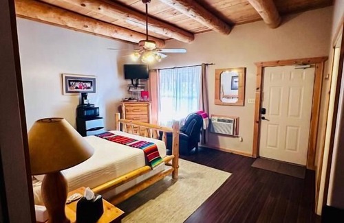 Lakewood Hotel | Adobe Rose Inn