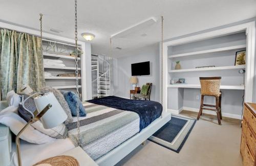 Lynn Haven House | Adorable 1 BDR with Full Kitchen Deck Washer Dryer