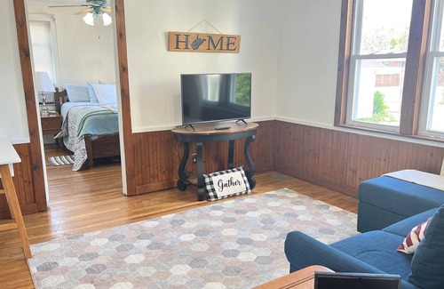 Point Pleasant Apartment | Adorable 1 bedroom guest house with deck. 5 minutes to the Mothman Museum.