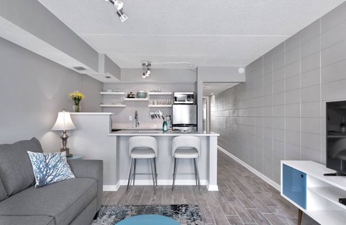 Navarre Beach Cottage | Adorable 1 bedroom Cottage just steps to the Gulf! Sleeps 4