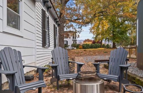 Stanley Cottage | Adorable 1-bedroom Bliss Cottage with King bed.
