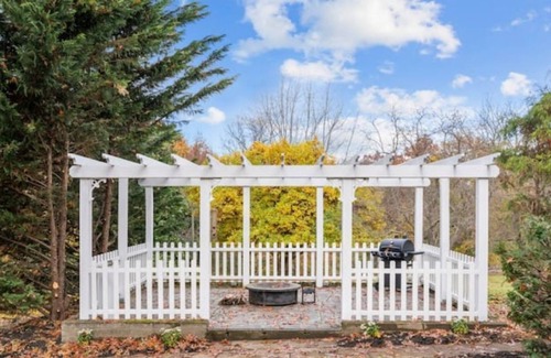Stanley Cottage | Adorable 1-bedroom Bliss Cottage with King bed.