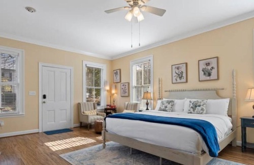 Stanley Cottage | Adorable 1-bedroom Bliss Cottage with King bed.