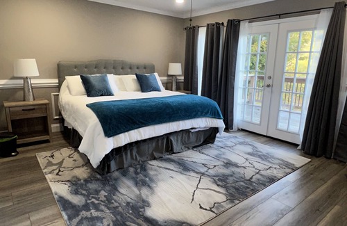 Bristol House | Adorable 1 bedroom conveniently located guesthouse with on-site parking