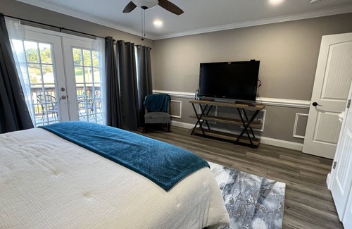 Bristol House | Adorable 1 bedroom conveniently located guesthouse with on-site parking