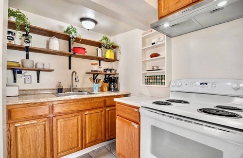 Logan Heights House | Adorable 2 Bed 1 Ba Casita with Murals - Parking, WIFI, Central San Diego