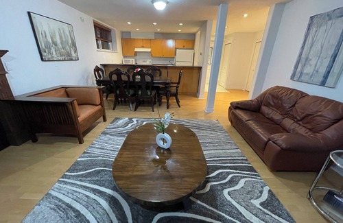 Hollyburn House | Adorable,2 bedrooms in West Vancouver