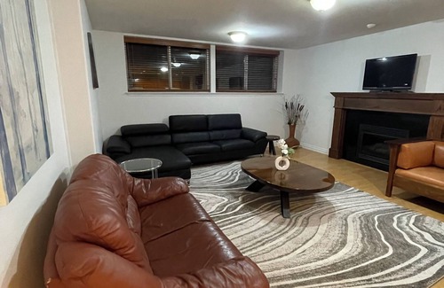 Hollyburn House | Adorable,2 bedrooms in West Vancouver