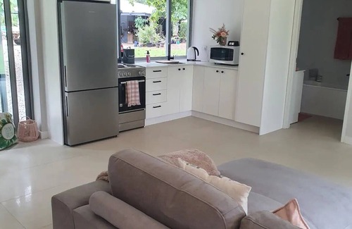McMinns Lagoon House | Adorable 2 bedroom unit, set in lush gardens