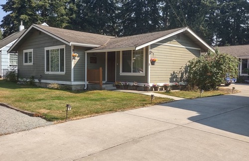 Silver Lake House | Adorable 2 bedroom duplex/home 2 blocks from lake. Close to everything in the NW