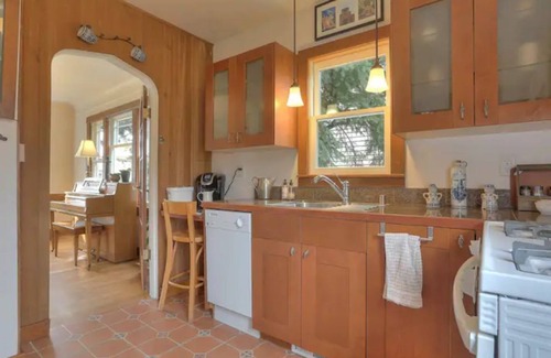 Sunset Hill House | Adorable 2 bedroom unit in quiet beach community.
