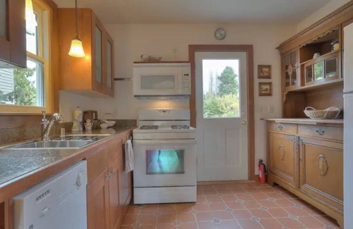 Sunset Hill House | Adorable 2 bedroom unit in quiet beach community.