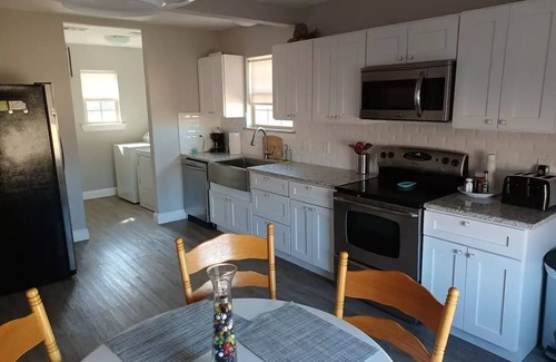 Weatherford House | Adorable 2-bedroom guesthouse with pationn