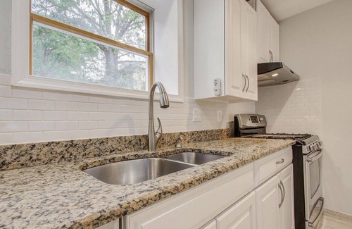 McLean House | Adorable 2 bedrooms+ den with indoor fireplace