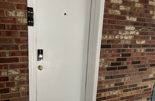 McLean House | Adorable 2 bedrooms+ den with indoor fireplace
