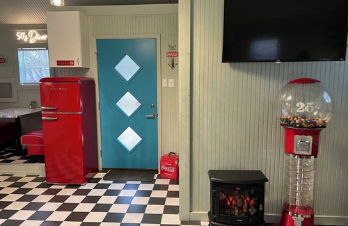 Johnson City Cabin | Adorable 50's-themed cabin at River's Edge Campground w/resort amenities. n