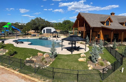 Johnson City Cabin | Adorable 50's-themed cabin at River's Edge Campground w/resort amenities. n