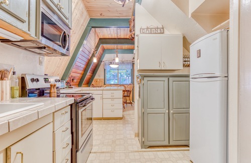 Marmot Cabin | Adorable A-frame cabin w/nearby river access, game room, wood stove, firepit
