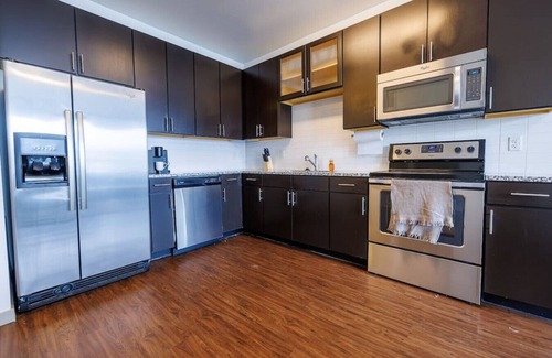 River North Art District Apartment | Adorable Apt w/Private Desk