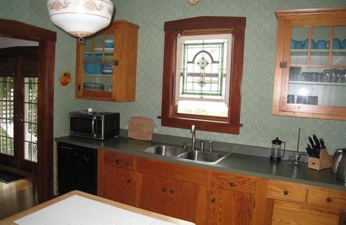 South Haven House | Adorable Beach Bungalow. 1 Block from Town!