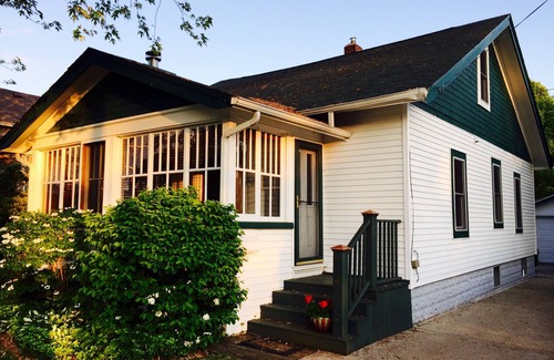 South Haven House | Adorable Beach Bungalow. 1 Block from Town!