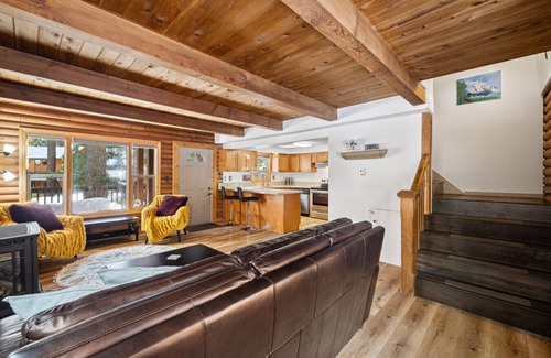 Tahoe Vista Cabin | Adorable Cabin 5-min walk to beach! Dog friendly!