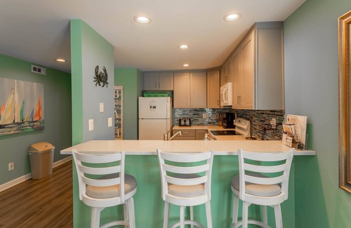 Rehoboth Beach Condo | Adorable/Clean Condo Steps to the Beach 3BR Sleeps 6