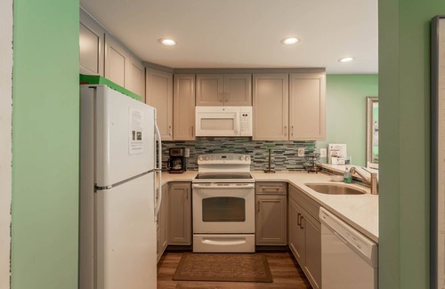 Rehoboth Beach Condo | Adorable/Clean Condo Steps to the Beach 3BR Sleeps 6