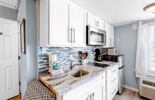 Gulf Shores Apartment | Adorable condo across from the beach with fast WiFi and shared washer/dryer