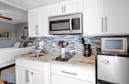 Gulf Shores Apartment | Adorable condo across from the beach with fast WiFi and shared washer/dryer