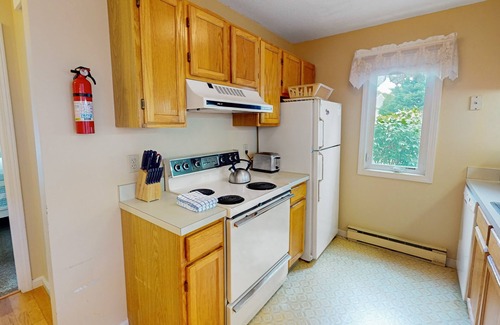 Brewster Condo | Adorable condo with patio, shared pool, & hot tub - close to the water