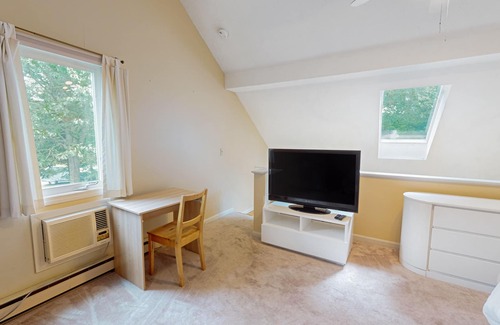 Brewster Condo | Adorable condo with patio, shared pool, & hot tub - close to the water