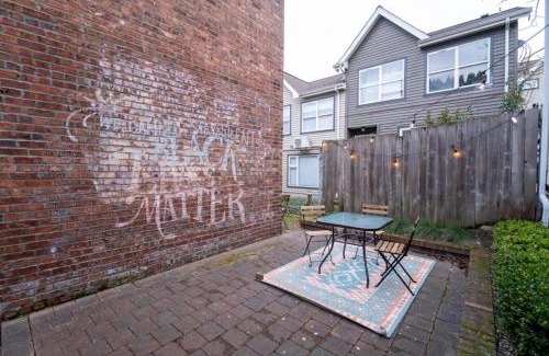 Broadway House | Adorable Cozy House with Parking and Loft!