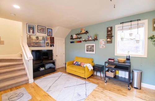 Broadway House | Adorable Cozy House with Parking and Loft!